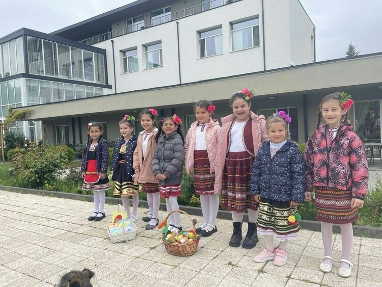 На Велики четвъртък Община Радомир съвместно с детските градини и партньорството на яйца Венетон и фирма "Ровенто" ЕООД организираха инициативата „Светъл Великден за всички“