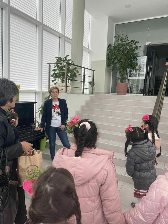 На Велики четвъртък Община Радомир съвместно с детските градини и партньорството на яйца Венетон и фирма "Ровенто" ЕООД организираха инициативата „Светъл Великден за всички“