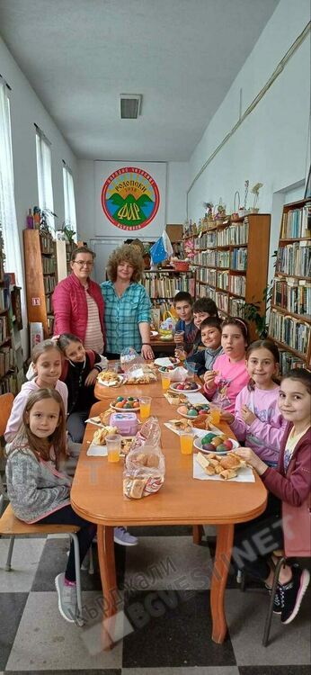 Децата от кв."Гледка" в Кърджали боядисаха яйца на Велики четвъртък