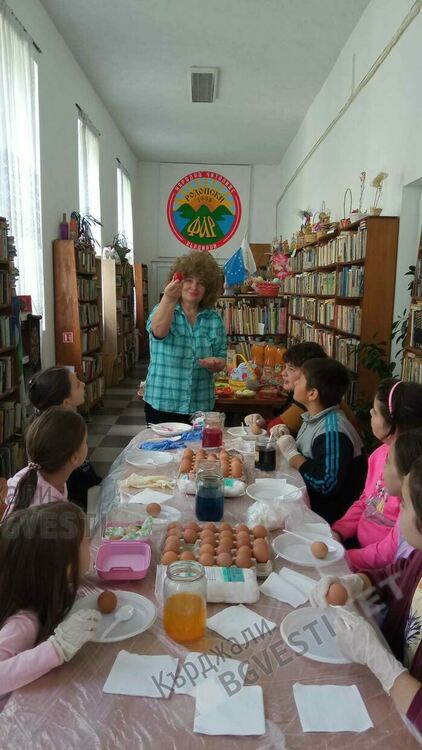 Децата от кв."Гледка" в Кърджали боядисаха яйца на Велики четвъртък