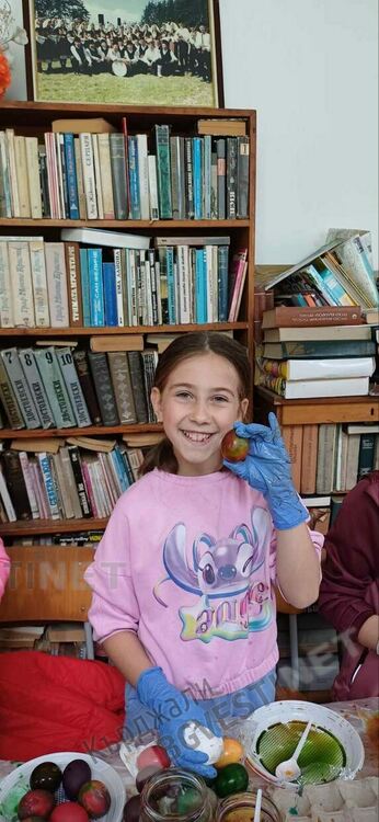 Децата от кв."Гледка" в Кърджали боядисаха яйца на Велики четвъртък