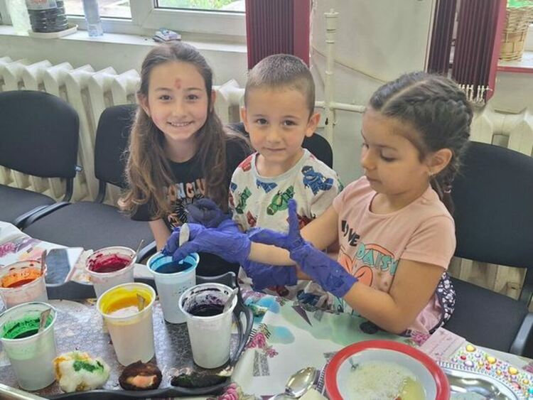 На Велики четвъртък Община Радомир съвместно с детските градини и партньорството на яйца Венетон и фирма "Ровенто" ЕООД организираха инициативата „Светъл Великден за всички“