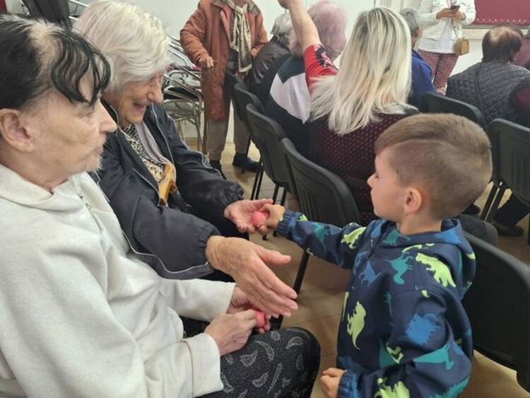 На Велики четвъртък Община Радомир съвместно с детските градини и партньорството на яйца Венетон и фирма "Ровенто" ЕООД организираха инициативата „Светъл Великден за всички“