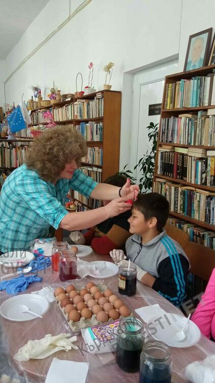 Децата от кв."Гледка" в Кърджали боядисаха яйца на Велики четвъртък