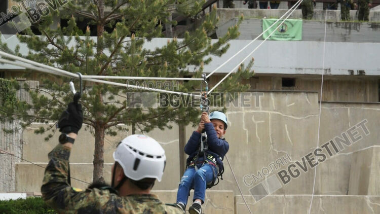 Десетки деца се спуснаха по алпийските тролеи при демонстрацията на военните /галерия/
