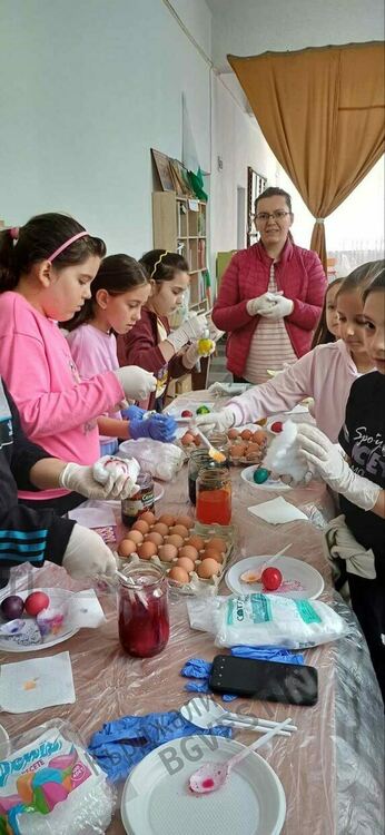 Децата от кв."Гледка" в Кърджали боядисаха яйца на Велики четвъртък