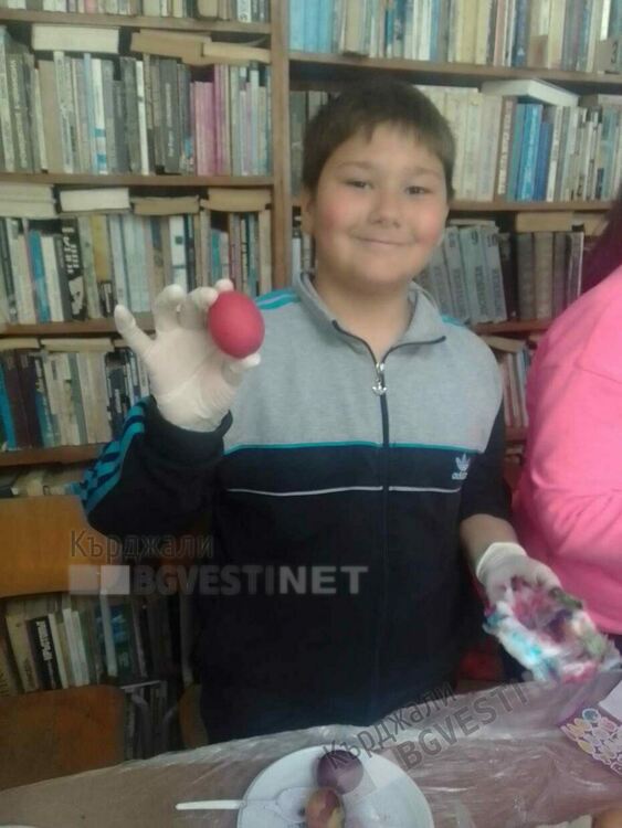 Децата от кв."Гледка" в Кърджали боядисаха яйца на Велики четвъртък