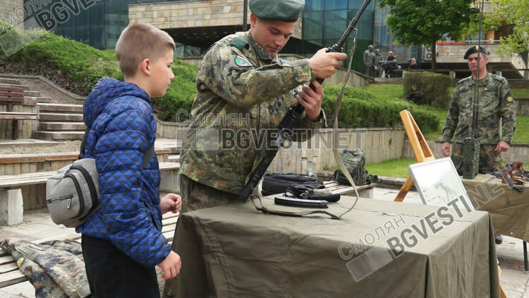 Десетки деца се спуснаха по алпийските тролеи при демонстрацията на военните /галерия/