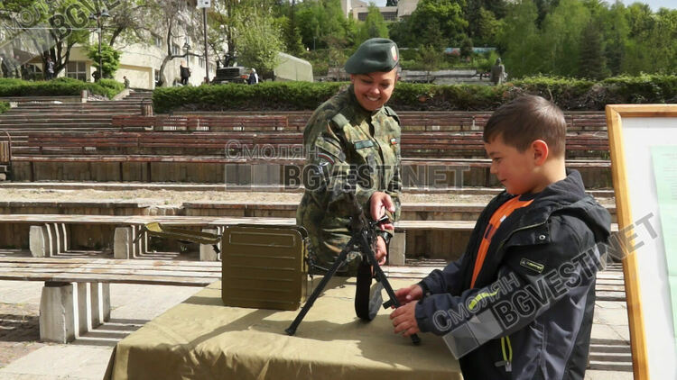 Десетки деца се спуснаха по алпийските тролеи при демонстрацията на военните /галерия/