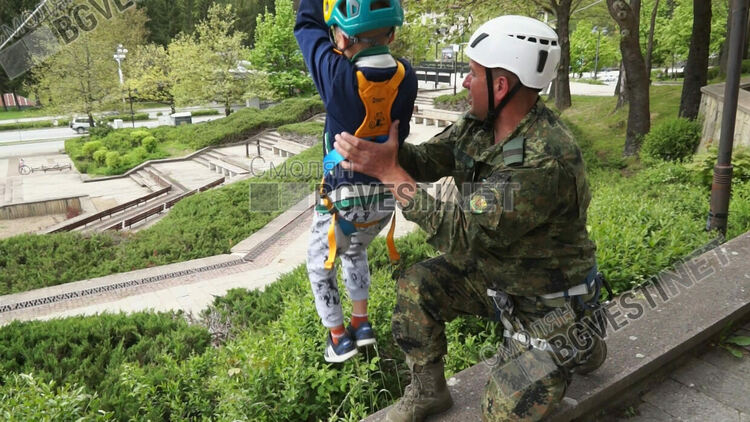 Десетки деца се спуснаха по алпийските тролеи при демонстрацията на военните /галерия/