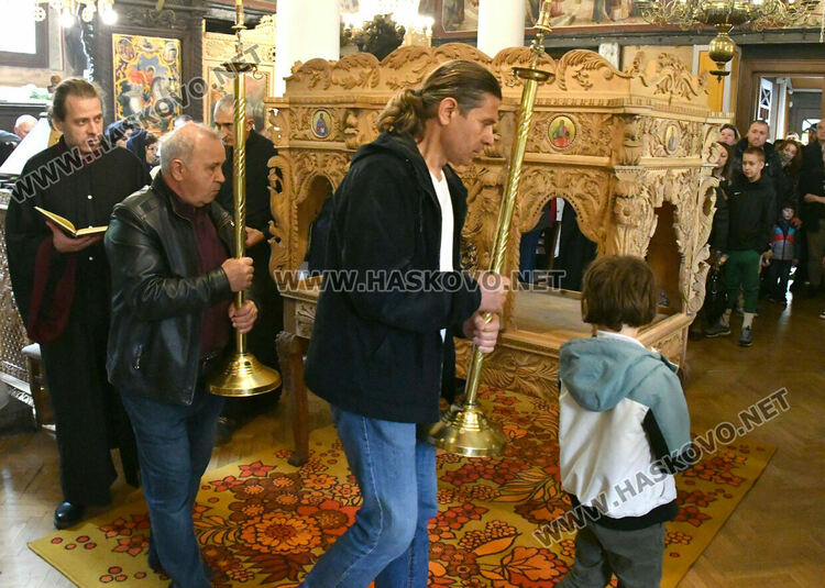 Хасковлии минаха под маса с плащаницата на Разпети петък