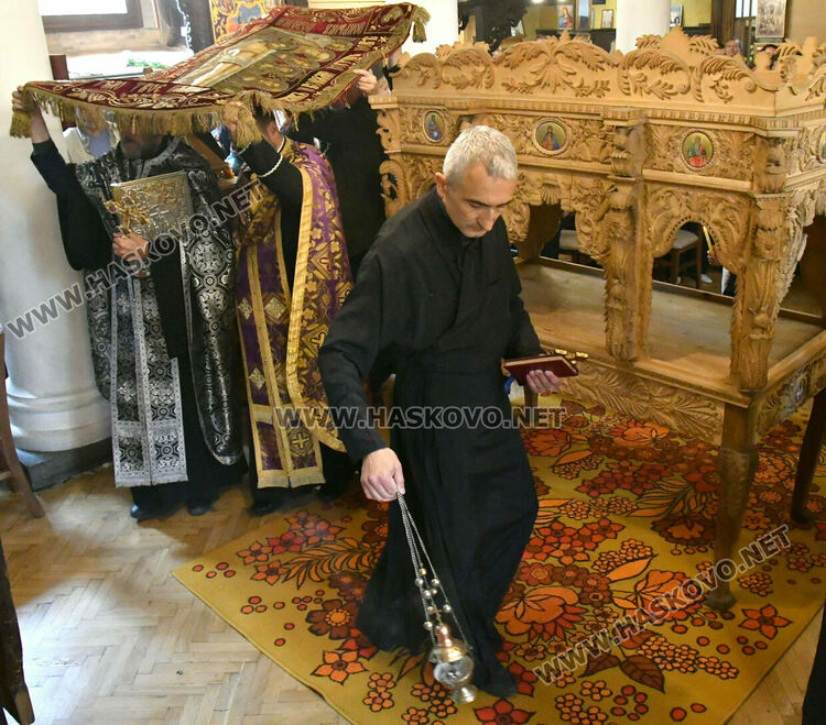 Хасковлии минаха под маса с плащаницата на Разпети петък