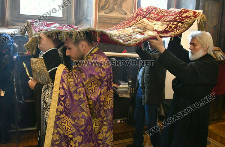 Хасковлии минаха под маса с плащаницата на Разпети петък