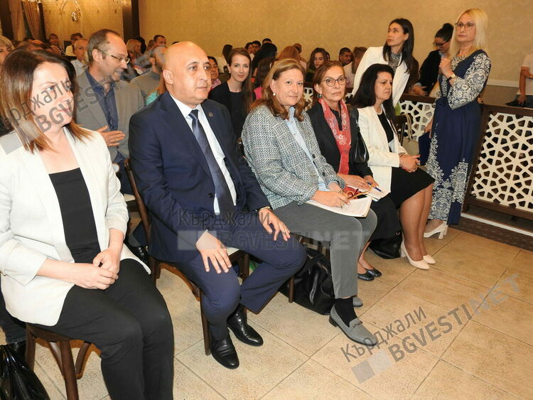 Посланичката на Федерална република Германия връчи немски езикови дипломи на ученици от Езиковата гимназия/снимки/