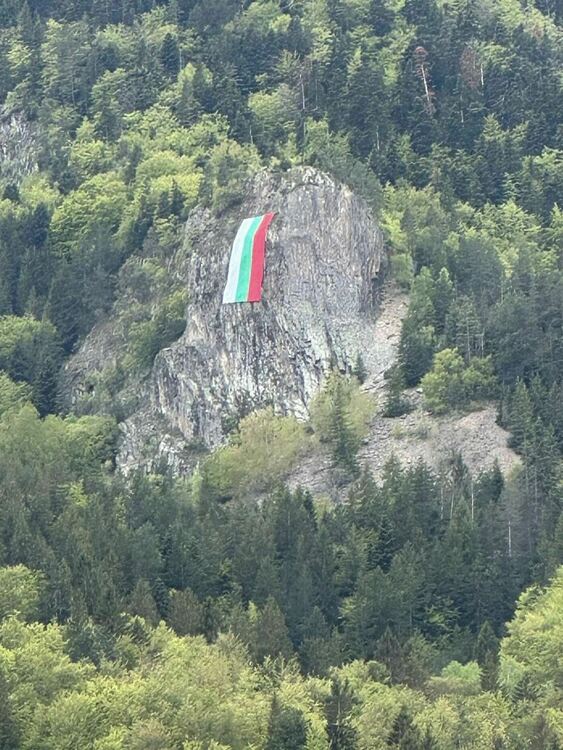 Алпийците от 101-ви полк подмениха знамето на Орлова скала / ГАЛЕРИЯ/