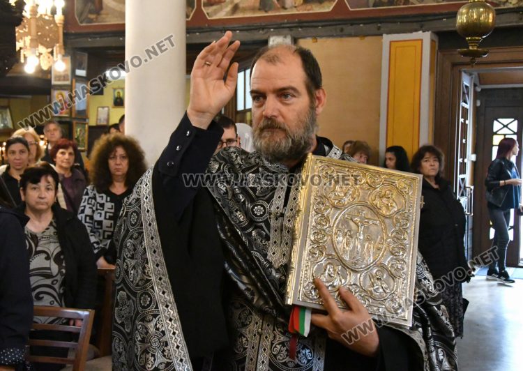 Хасковлии минаха под маса с плащаницата на Разпети петък