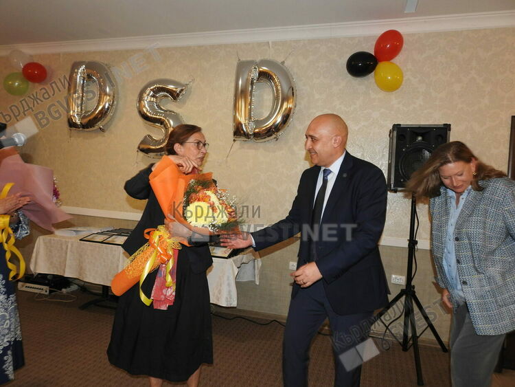 Посланичката на Федерална република Германия връчи немски езикови дипломи на ученици от Езиковата гимназия/снимки/