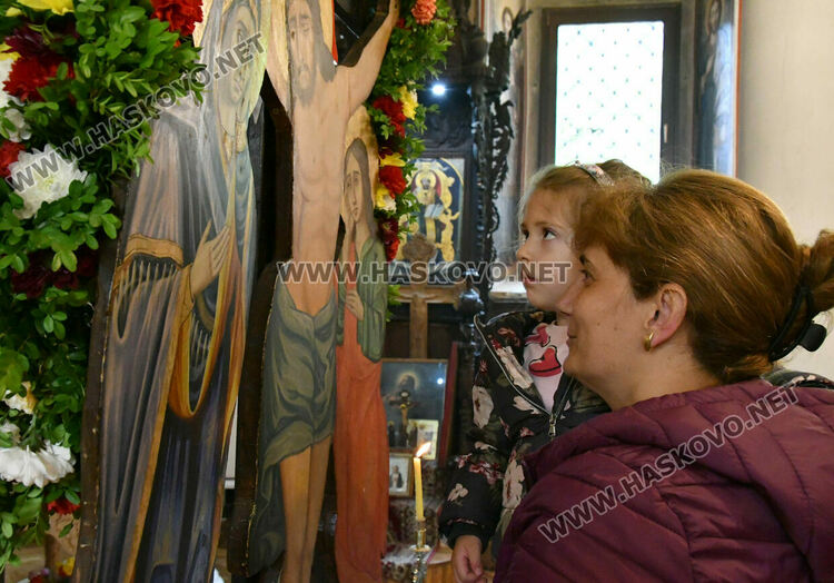 Хасковлии минаха под маса с плащаницата на Разпети петък