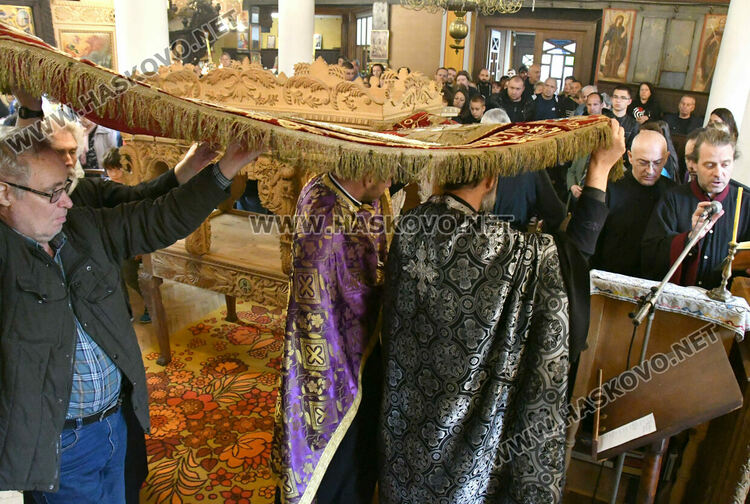 Хасковлии минаха под маса с плащаницата на Разпети петък