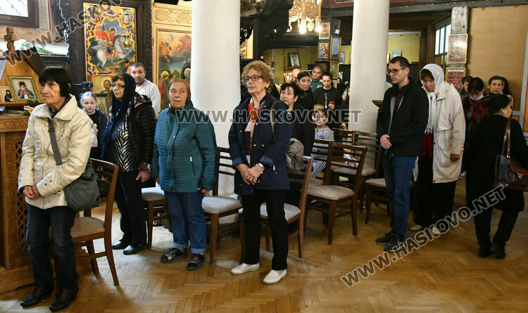 Хасковлии минаха под маса с плащаницата на Разпети петък
