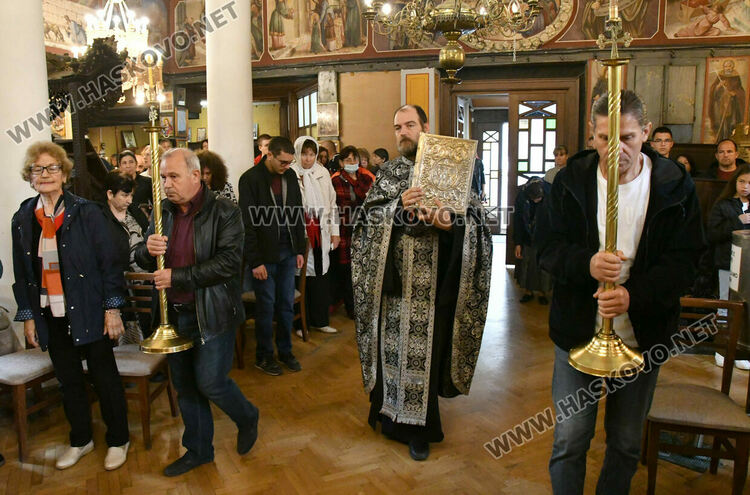 Хасковлии минаха под маса с плащаницата на Разпети петък