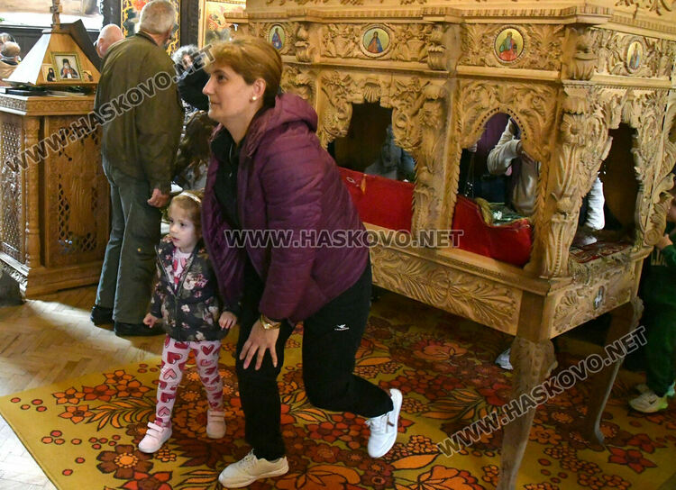 Хасковлии минаха под маса с плащаницата на Разпети петък