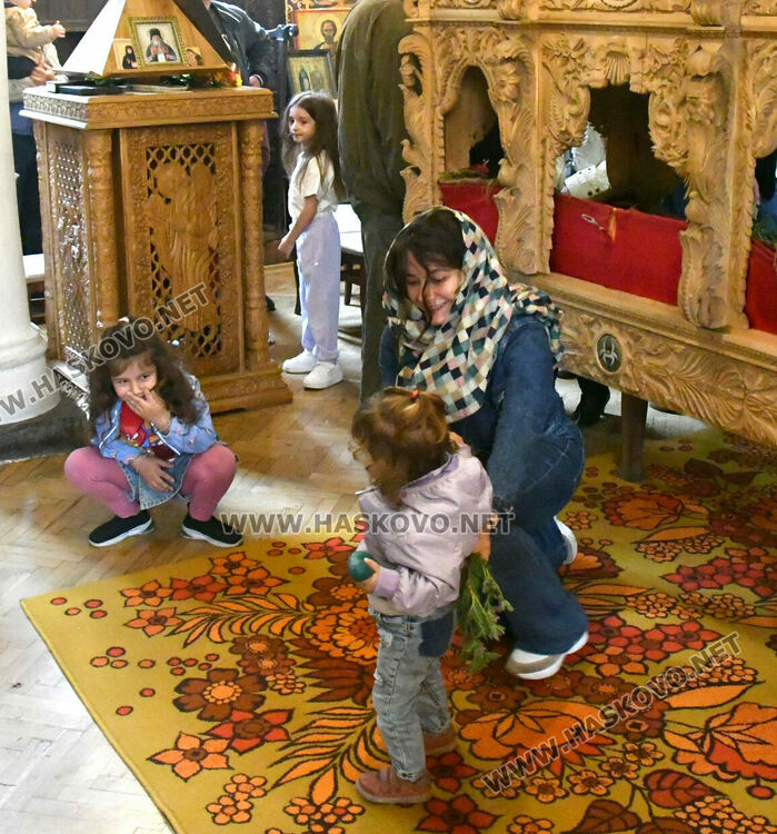 Хасковлии минаха под маса с плащаницата на Разпети петък