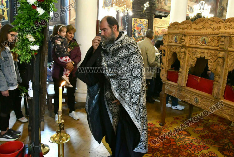 Хасковлии минаха под маса с плащаницата на Разпети петък