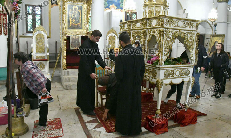 Хасковлии минаха под маса с плащаницата на Разпети петък
