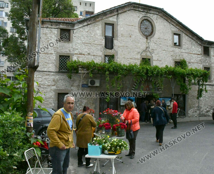 Хасковлии минаха под маса с плащаницата на Разпети петък