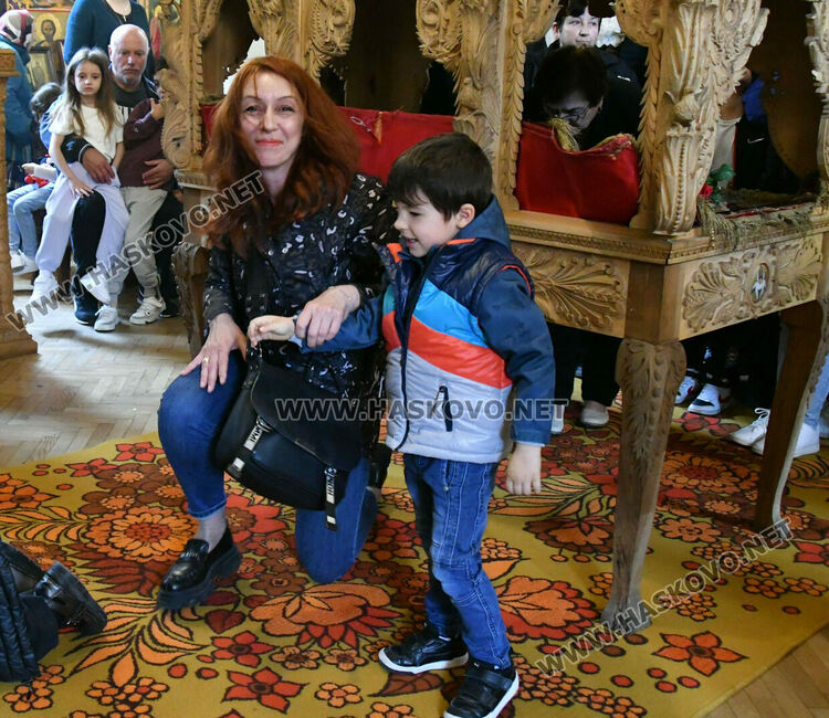 Хасковлии минаха под маса с плащаницата на Разпети петък