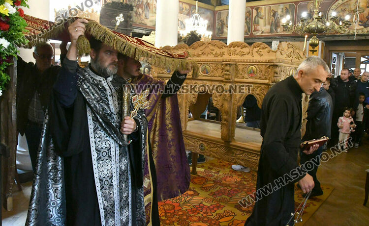 Хасковлии минаха под маса с плащаницата на Разпети петък