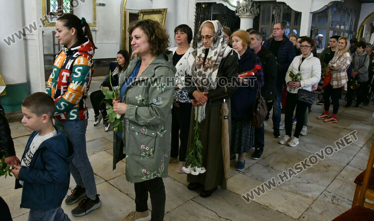 Хасковлии минаха под маса с плащаницата на Разпети петък