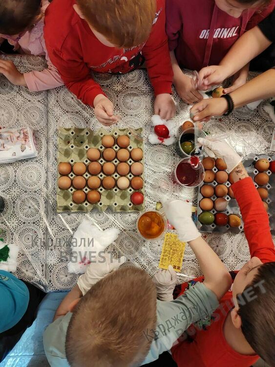 1800 великденски яйца боядисаха на Велика събота кърджалийчетата