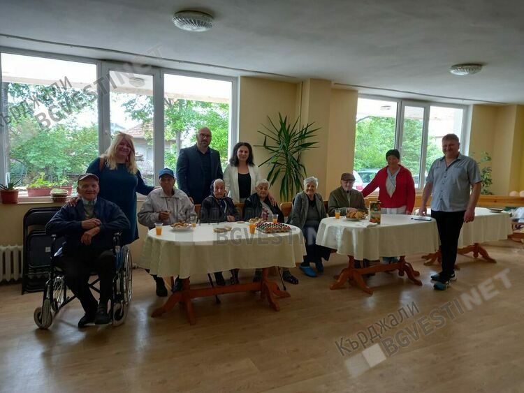 Великденско настроение в Дома за възрастни хора