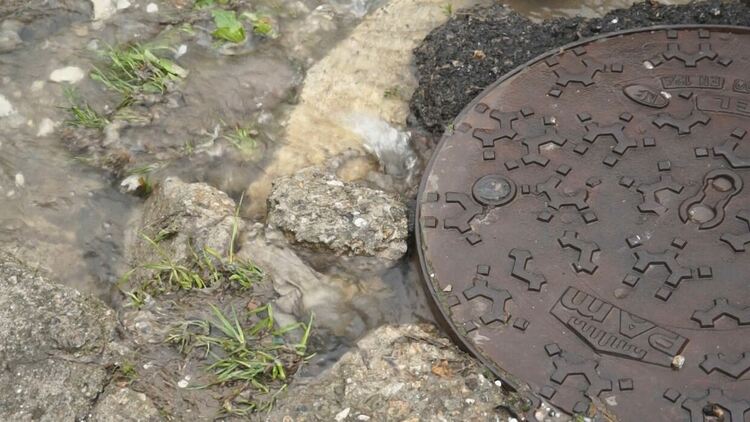 Кошмар по празниците! Река от обратни води тече по ул."Христо Христов" в Смолян