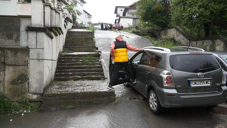 Кошмар по празниците! Река от обратни води тече по ул."Христо Христов" в Смолян