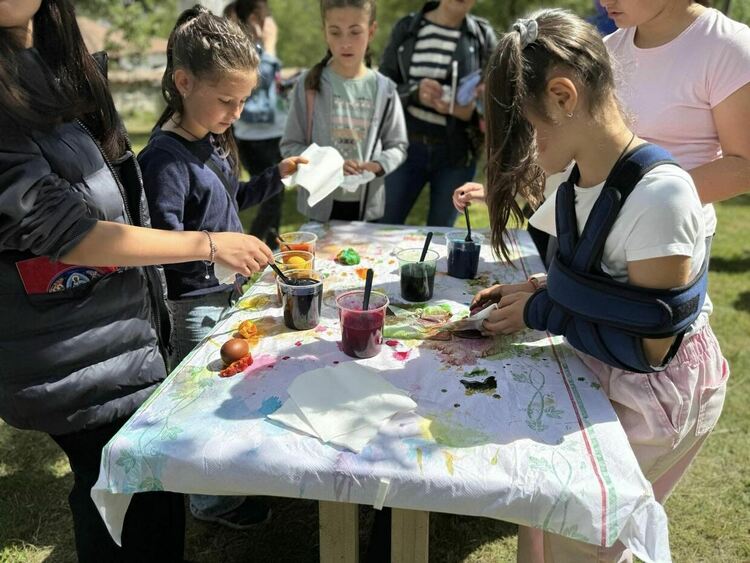 В Златоград деца боядисваха яйца в двора на Взаимното училище