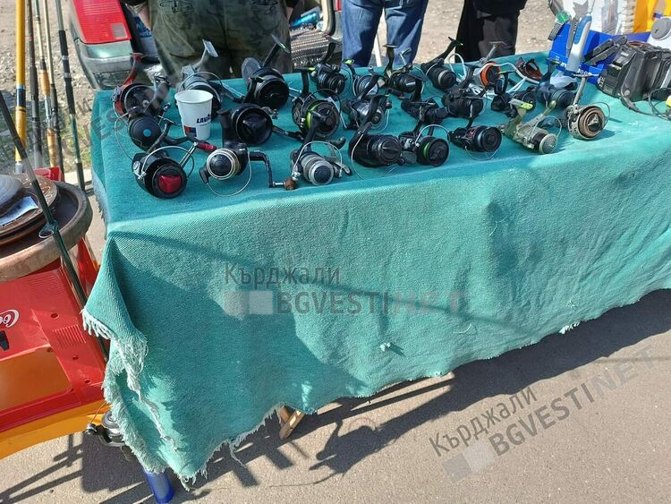  При забраната за риболов в Кърджали върви усилено търговията на такъми на старо