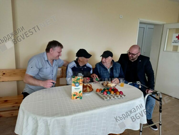 Великденско настроение в Дома за възрастни хора