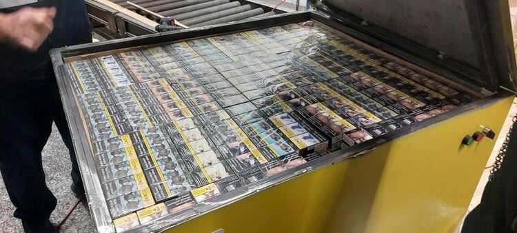  Над 570 000 къса контрабандни цигари, укрити в режещи машини, задържаха на  Капитан Андреево