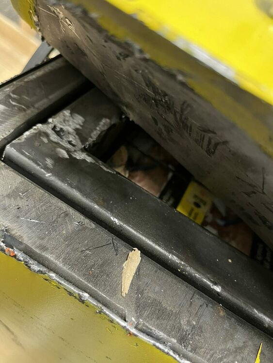  Над 570 000 къса контрабандни цигари, укрити в режещи машини, задържаха на  Капитан Андреево