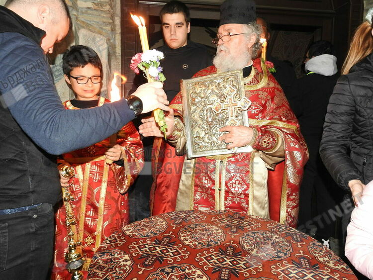 Христос Воскресе!Миряните в Кърджали получиха Благодатния огън от малкия Манол