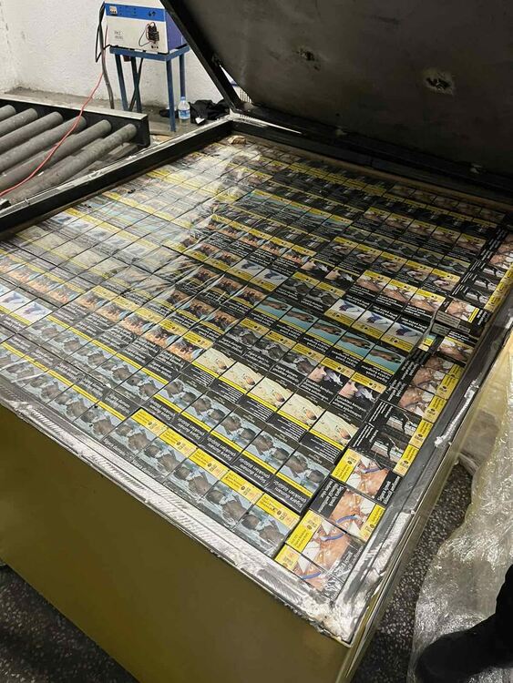  Над 570 000 къса контрабандни цигари, укрити в режещи машини, задържаха на  Капитан Андреево