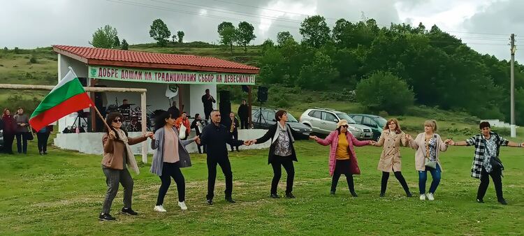 Цвета Караянчева и ГЕРБ уважиха събора в Девесилите