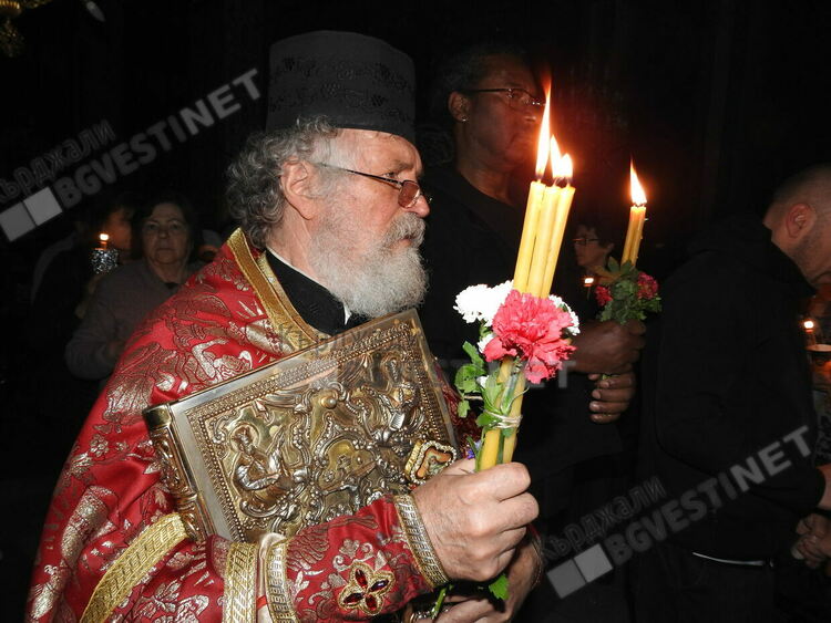 Христос Воскресе!Миряните в Кърджали получиха Благодатния огън от малкия Манол