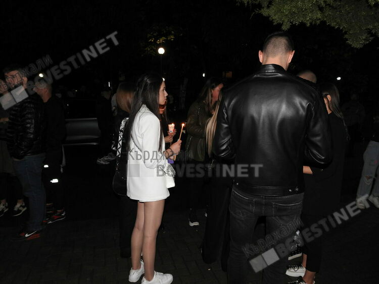 Христос Воскресе!Миряните в Кърджали получиха Благодатния огън от малкия Манол