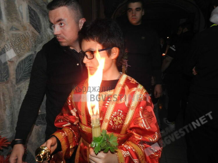 Христос Воскресе!Миряните в Кърджали получиха Благодатния огън от малкия Манол