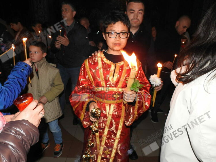 Христос Воскресе!Миряните в Кърджали получиха Благодатния огън от малкия Манол
