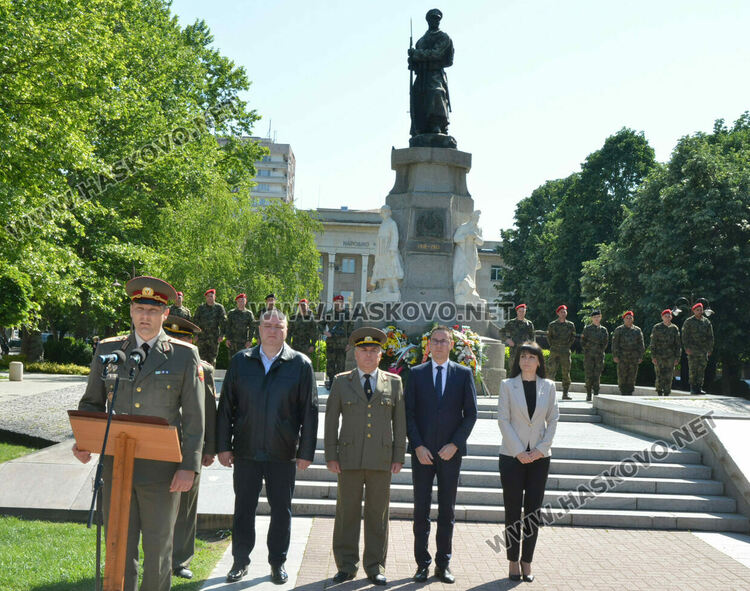 С тържествен Гергьовденски ритуал на пл.“Свобода“ Хасково отбеляза Деня на храбростта и празник на Българската армия